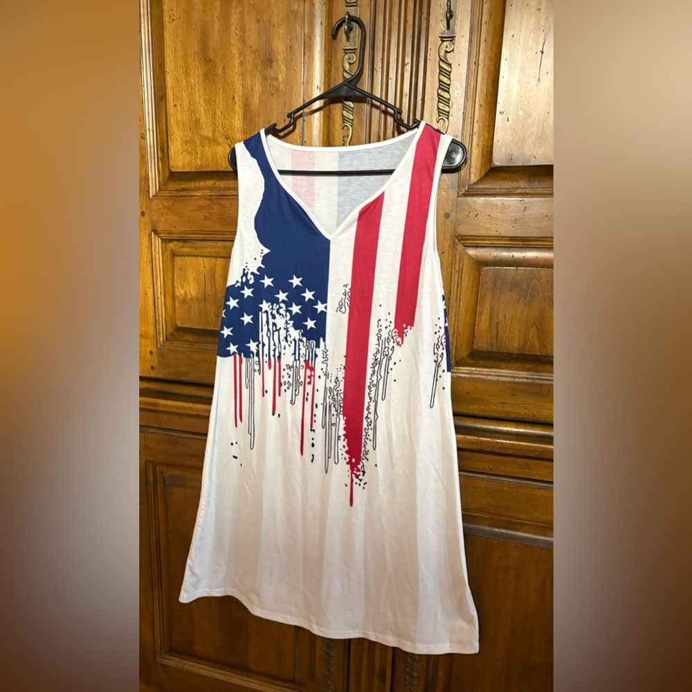 Sleeveless USA Flag Graphic V-Neck Tank Top - White/Red/Blue